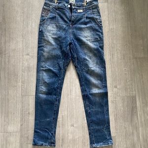 MET Jeans with a MET suspender